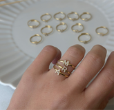 Anello mini lettera zirconata