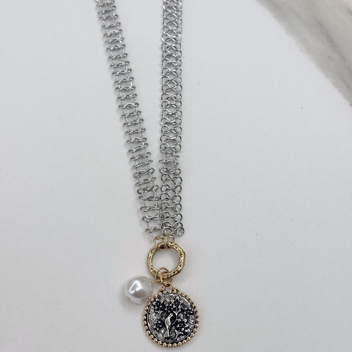 Collana medaglia e perla