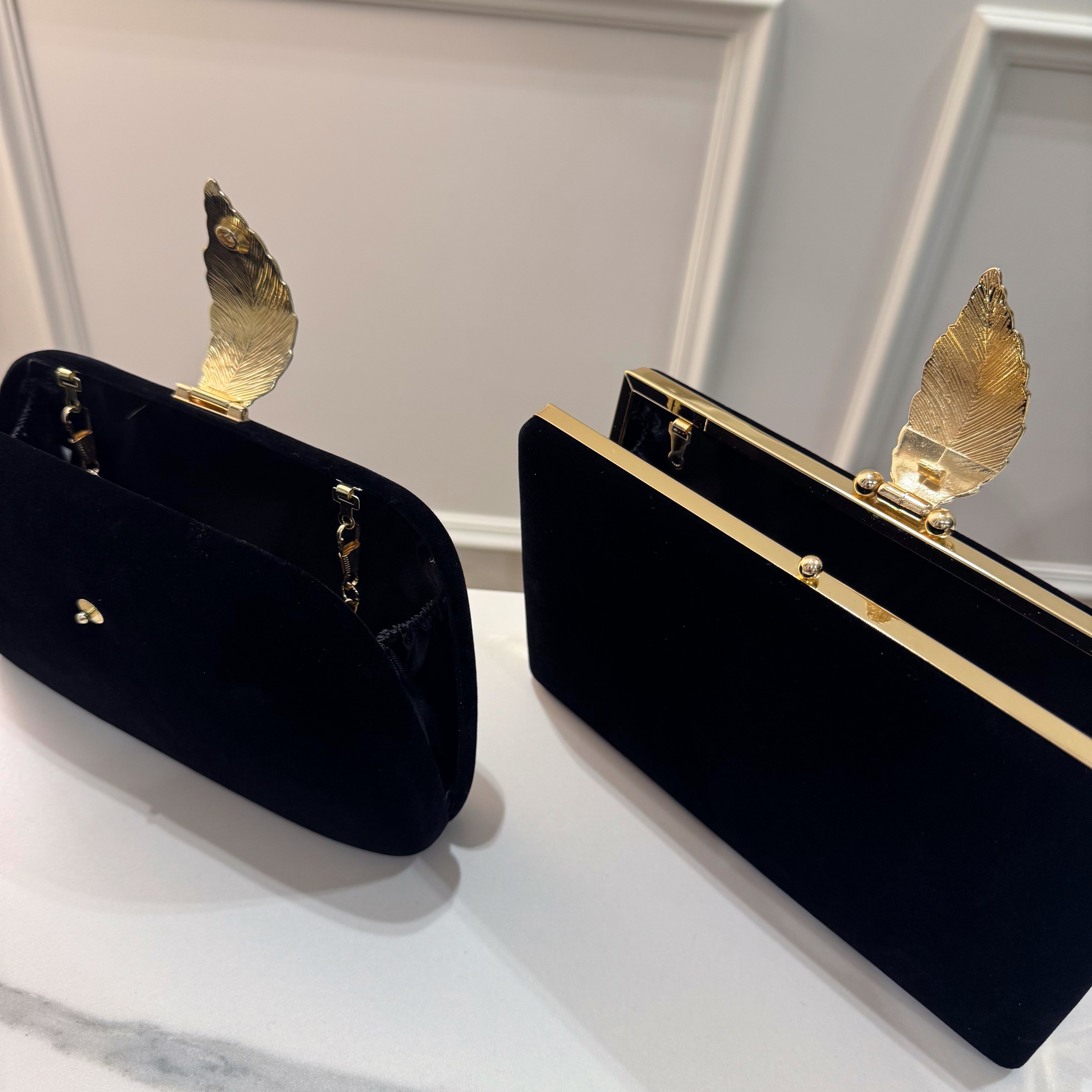 Clutch nera con foglia oro