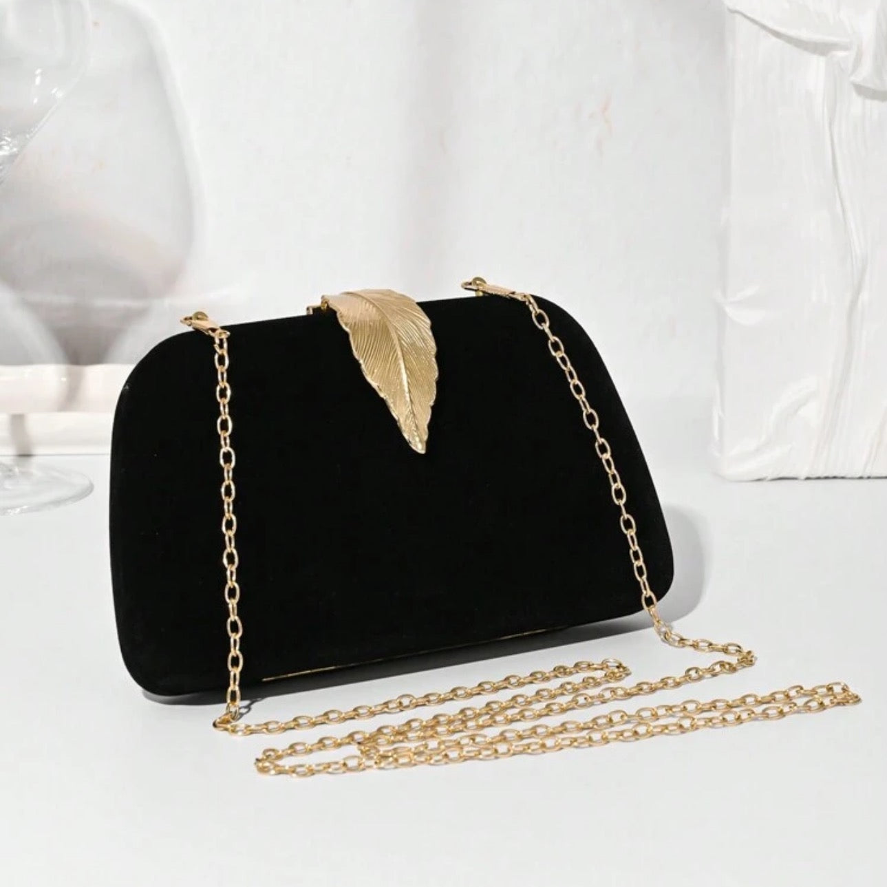 Clutch nera con foglia oro