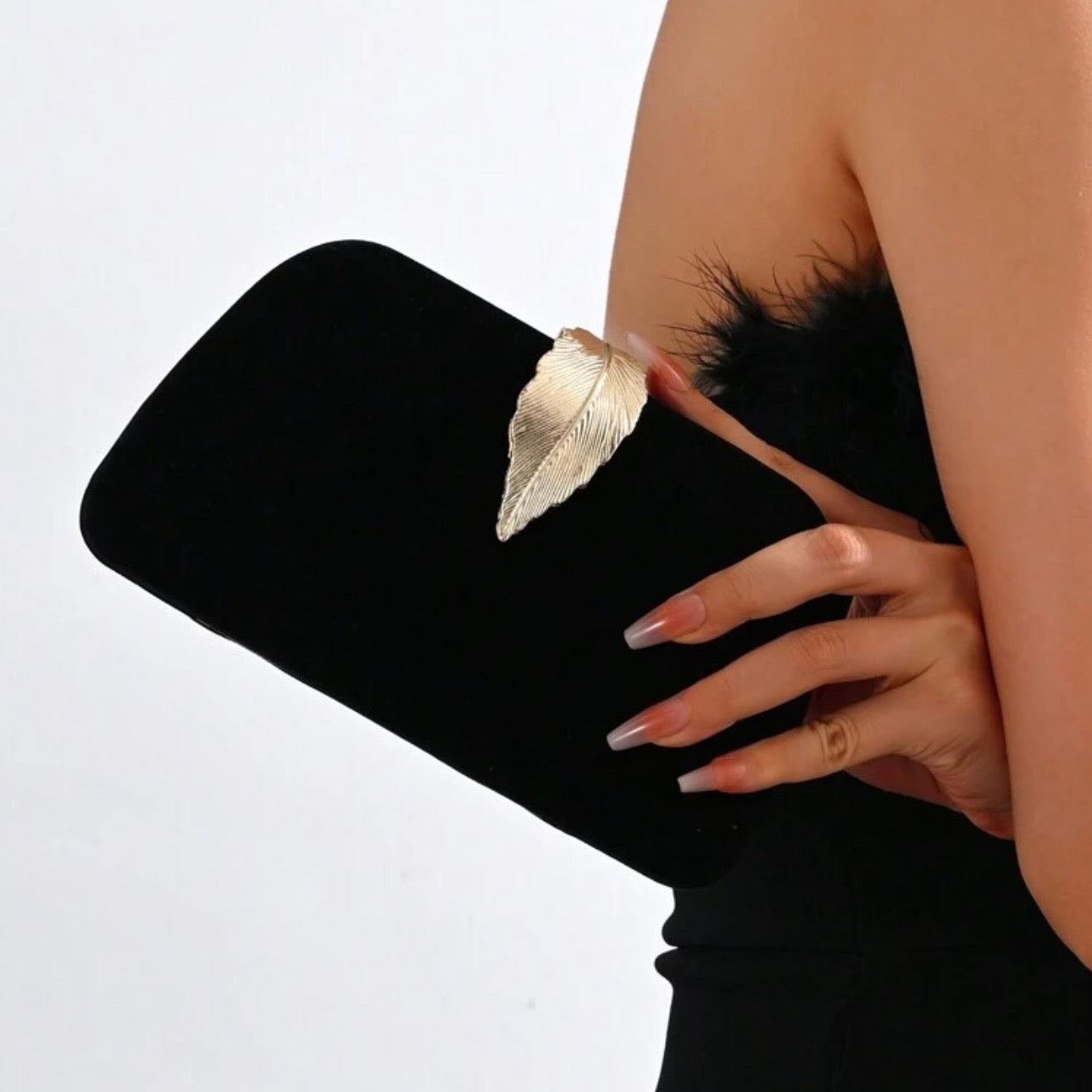 Clutch nera con foglia oro