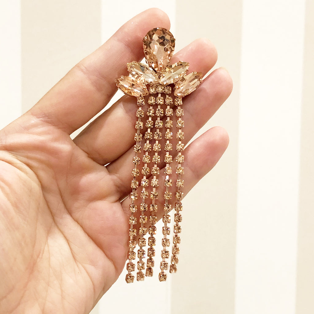 Orecchini con fili in strass